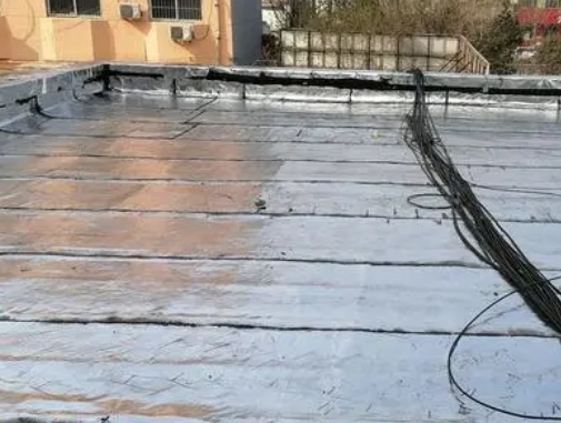 临漳卫生间漏水维修公司分享下临漳屋面楼顶防水刚性防水层施工要点。
